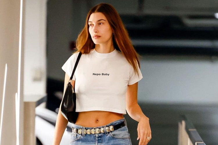 Hailey Bieber mengenakan kaus bertuliskan 'nepo baby' sebagai jawaban atas kritikan yang selama ini diterimanya.