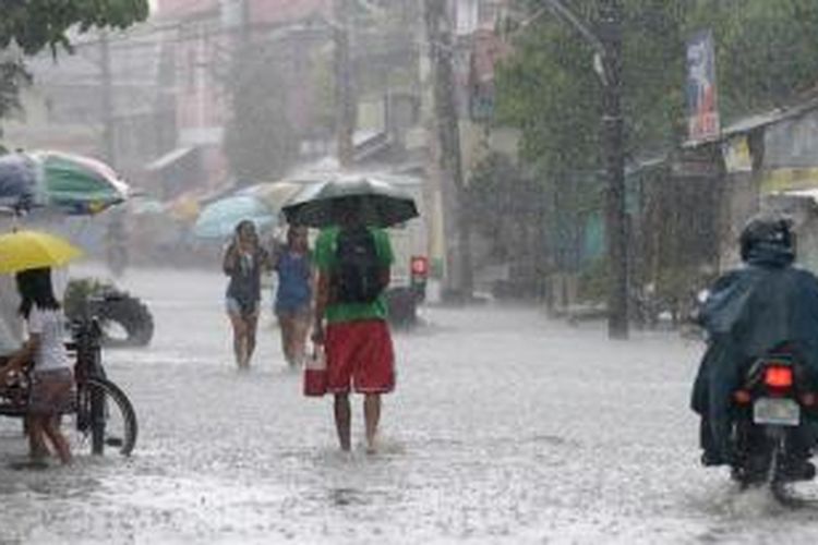 Topan Utor yang menghantam wilayah utara Filipina terasa dampaknya hingga di ibu kota Manila. Sejumlah ruas jalan di Manila tergenang banjir setinggi mata kaki, sementara tiga kota di provinsi Aurora masih terisolasi akibat tanah longsor.