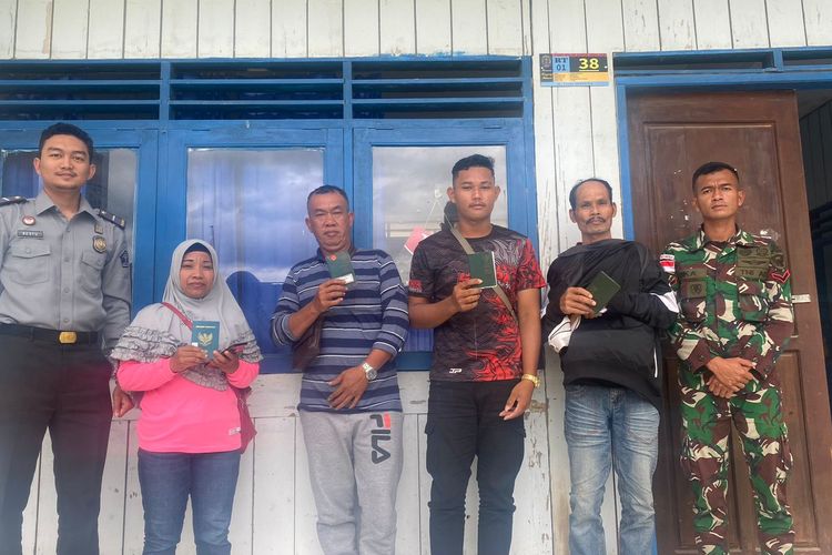 4 TKI Malaysia yang kabur lewat lintas Bakelalan -Long Midang Krayan, Nunukan, Kaltara saat berada di Pos ceck point Imigrasi Krayan