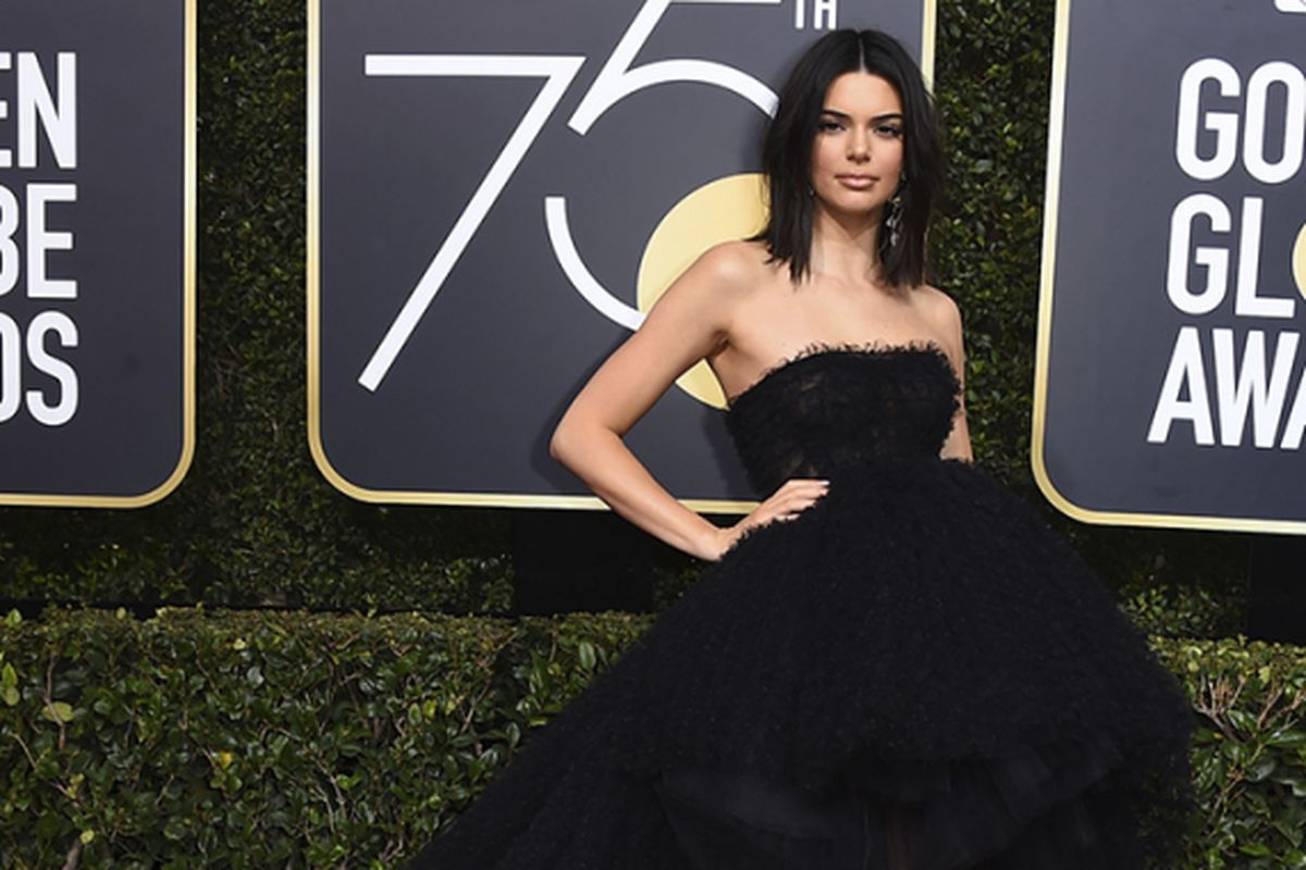 Kendall Jenner berpose di karpet merah Golden Globe Awards 2018 di Los Angeles, California, Minggu (7/1/2018) waktu setempat. Tahun ini, salah satu ajang penghargaan perfilman terbesar itu akan didominasi busana hitam sebagai bentuk solidaritas dan protes terhadap pelecehan seksual yang terjadi di Hollywood.
