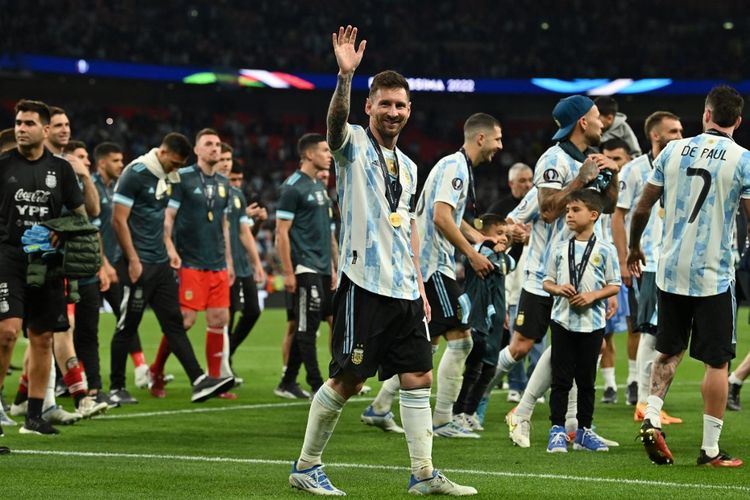Megabintang Argentina, Lionel Messi, melambaikan tangan kepada para suporter setelah kemenangan timnas Tango di Finalissima, Italia vs Argentina, di Stadion Wembley, Kamis (2/6/2022) dini hari WIB.