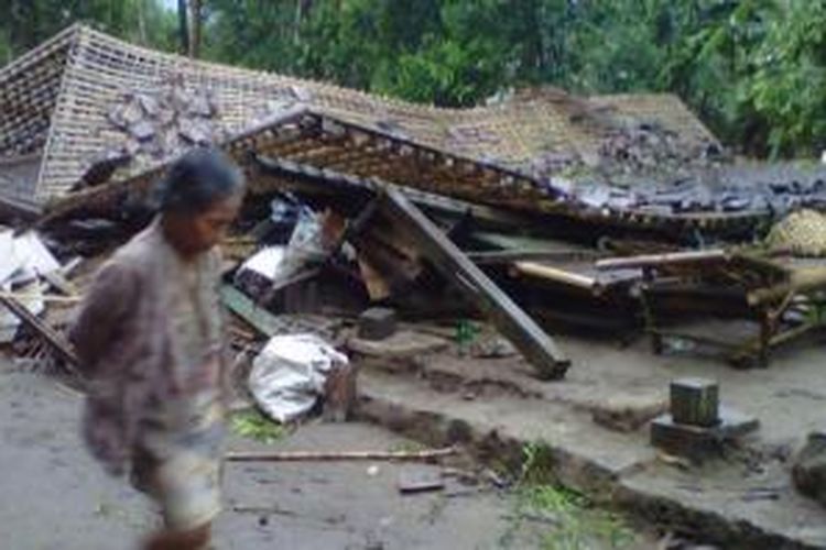 Sebuah rumah rata dengan tanah setelah dihajar angin puting beliung di Dusun Sambengan, Kembanglimus, Borobudur, Kabupaten Magelang, Selasa (11/11/2014).