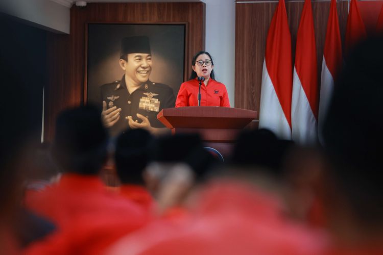 Ketua DPP Puan Maharani membacakan rekomendasi eksternal hasil Rakernas III PDI Perjuangan di Jakarta, Kamis (8/6/2023). Rakernas III PDI Perjuangan menghasilkan 17 rekomendasi eksternal diantaranya mendukung pemerintahan Presiden Joko Widodo dalam memberantas kemiskinan ekstrim dan stunting, mewujudkan kedaulatan pangan dan energi, menginstruksikan kader untuk memenangkan Ganjar Pranowo dalam Pilpres 2024 serta mendorong Pemilu dan Pilpres berjalan jujur dan adil.