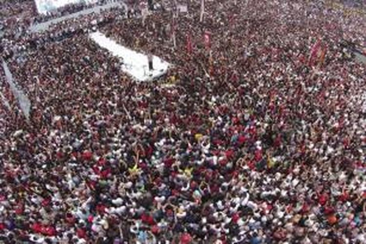 Calon Presiden Joko Widodo memberikan orasi dalam acara Konser Salam 2 Jari Menuju Kemenangan Jokowi-JK, di Stadion Utama Gelora Bung Karno, Senayan, Jakarta, Sabtu (5/7/2014). Konser ini dihadiri oleh ribuan simpatisan Jokowi-JK. 