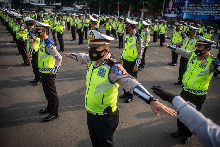 Sejumlah polisi lalu lintas mengikuti Apel Gelar Pasukan Operasi Patuh Jaya Tahun 2020 di Polda Metro Jaya, Jakarta, Kamis (23/7/2020). Operasi Patuh Jaya 2020 tersebut berlangsung selama 14 hari dimulai 23 Juli sampai 5 Agustus 2020 dengan mengerahkan sebanyak 1.807 personel gabungan dari unsur TNI, Polri, Satpol PP, dan Dishub yang bertujuan untuk meningkatkan kedisiplinan masyarakat berlalu lintas di masa adaptasi kebiasaan baru.