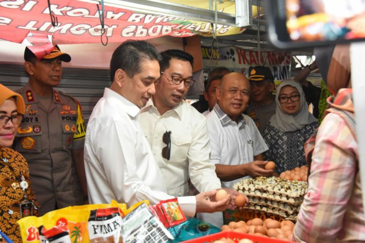 Gubernur Jawa Barat Ridwan Kamil bersama Menteri Perdagangan Agus Suparmanto saat mengecek kondisi harga kepokmas di Pasar Kosambi, Kota Bandung, beberapa waktu lalu.