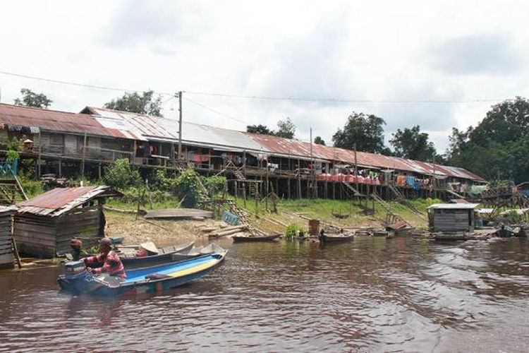 Rumah Betang Meliau yang dihuni komunitas suku Dayak Iban yang berada dipinggir Sungai Leboyan, Desa Melemba, Kecamatan Batang Lupar, Kapuas Hulu, Kalimantan Barat.