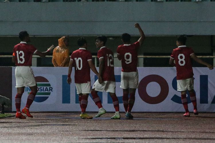 Pemain timnas Indonesia berselebrasi usai membobol gawang Curacao pada laga kedua FIFA Matchday di Stadion Pakansari, Kabupaten Bogor, Selasa (27/9/2022). Timnas Indonesia menang dengan skor 2-1.