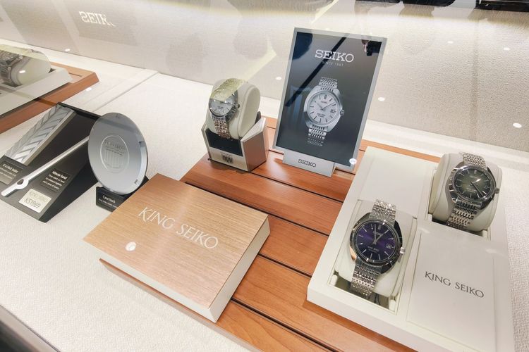 Salah satu koleksi jam tangan series King Seiko yang ada di Butik Seiko Surabaya Jalan Tunjungan, Jawa Timur. 