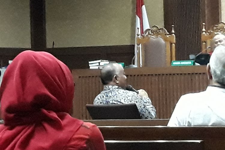 Ahli kedokteran dari FKUI Budi Sampurna saat memberikan keterangan di Pengadilan Tindak Pidana Korupsi Jakarta, Jumat (25/5/2018).