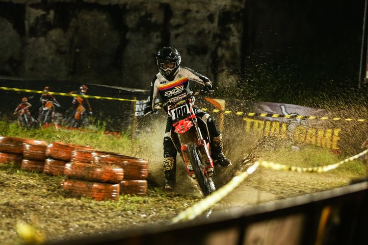 Crosser Trial Game Dirt dalam sesi pembuka di race Trial Game Dirt hari pertama di Benteng Vastenburg Solo pada Jumat (12/5/2023) malam.