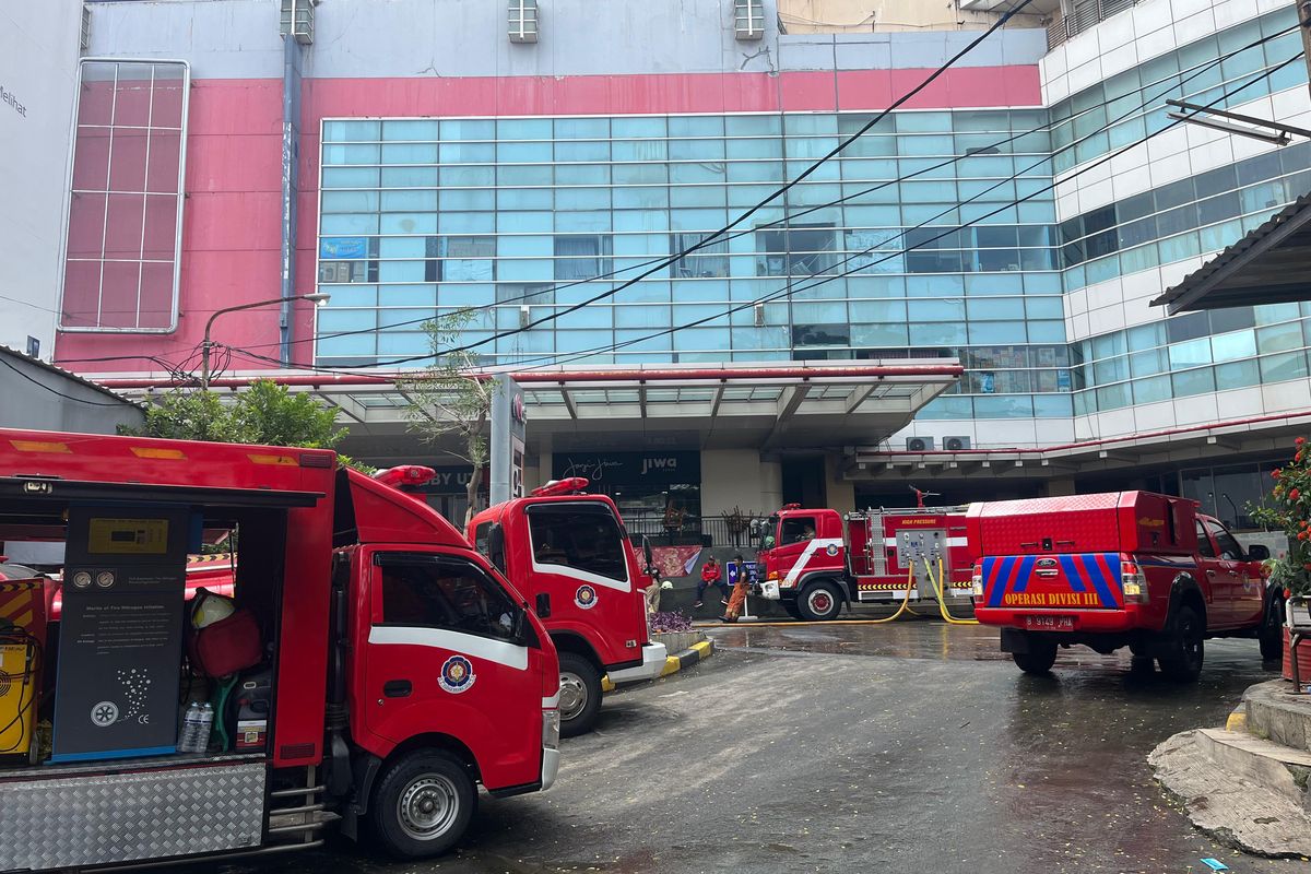 Pendinginan di Glodok Plaza Berlanjut, Puluhan Petugas Masih Berjaga