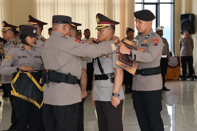 Kapolda Papua Irjen Mathius D Fakhiri melantik Kompol Ahmad Fauzan sebagai P.S. Kapolres Tolikara, Jayapura, Papua, Selasa (14/3/2023)