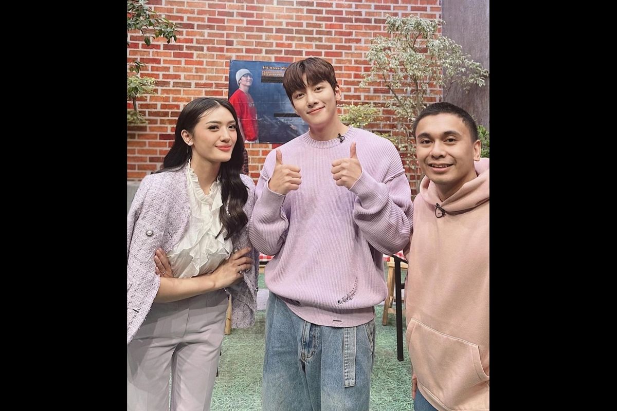 Anissa Aziza (kiri), Ji Chang Wook (tengah), dan Raditya Dika (kanan) saat menjadi bintang tamu program televisi FYP Trans 7.