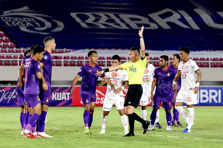 Wasit Steven Yubel Poli mengatur Persik Kediri pada pertandingan pekan 10 Liga 1 2021-2021 melawan Persija Jakarta yang berakhir dengan skor 2-2 di Stadion Monahan Solo, Sabtu (30/10/2021) malam.