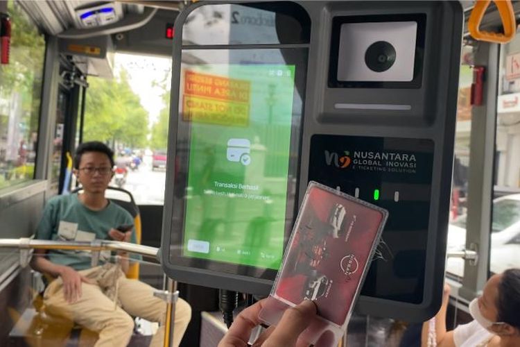 Tap e-Money saat naik bus listrik Trans Jogja.