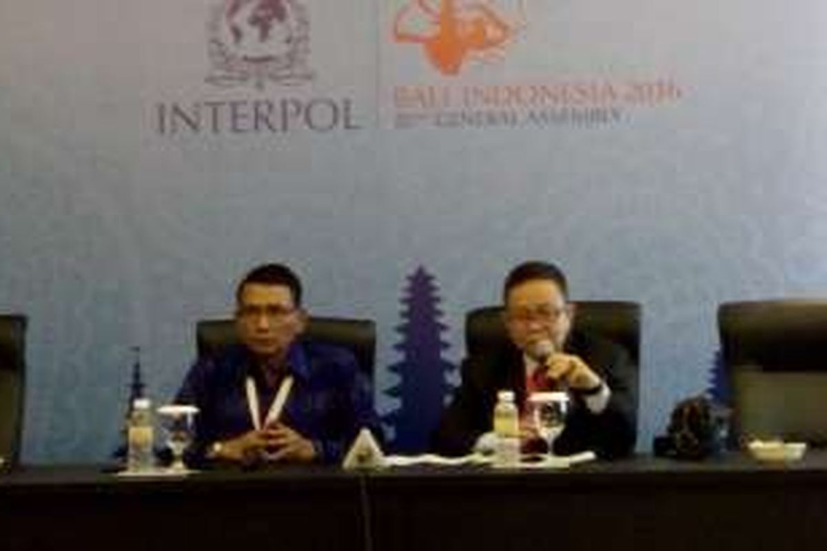 Kombes Pol Martinus Sitompul,Kabagpenum Propenmas Mabes Polri (kiri) dan Hendri Siswandi, Kepala Pusat Penyidikan Obat dan Makanan Badan POM (kanan) saat konferensi pers di Sidang Umum Interpol, Rabu(9/11/2016)