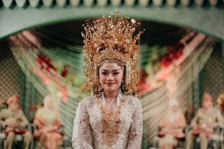 Pasangan Rasyid Rajasa dan Tamara Kalla menggunakan busana adat Sumatera Selatan saat prosesi akad nikah, Sabtu (1/2/2025).