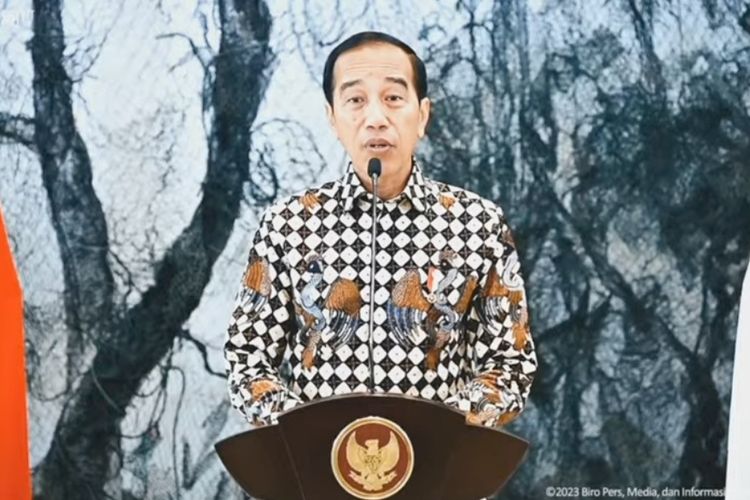 Presiden Joko Widodo saat memberikan sambutan secara virtual dalam acara Festival Keuangan Ekonomi Digital pada Senin (8/5/2023).