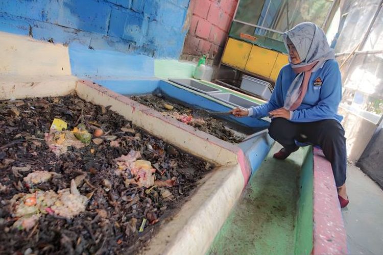 Tempat pengolahan sampah organik di kawasan bebas sampah lingkungan RW 19 Kelurahan Antapani Tengah, Kecamatan Antapani, Kota Bandung, Provinsi Jawa Barat, Rabu (8/11/2023). 