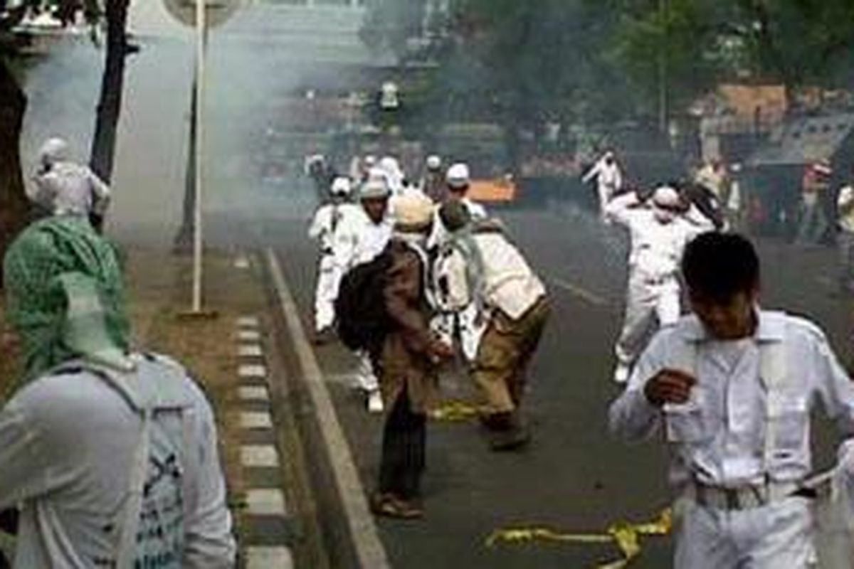 Petugas meredam aksi ribuan anggota Forum Umat Islam (FUI) di depan Kedubes Amerika Serikat, Jl Merdeka Selatan, dengan gas air mata dan tembakan water cannon.
