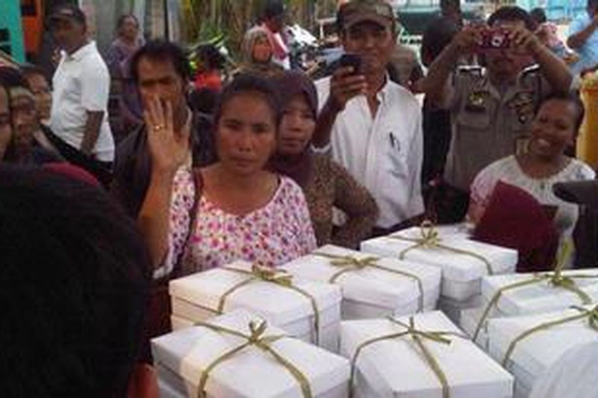 Warga Muara Baru menolak diberikan nasi bungkus pemberian Gubernur DKI Jakarta. Mereka menginginkan bertemu dengan Gubernur, Jumat (17/5/2013)