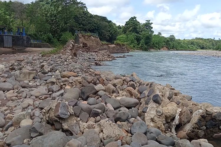 Foto : Tanggul di Bendungan Wae Cebong, di Desa Compang Longgo, Kecamatan Komodo, Kabupaten Manggarai Barat, jebol diterjang banjir pada tahun 2021. 