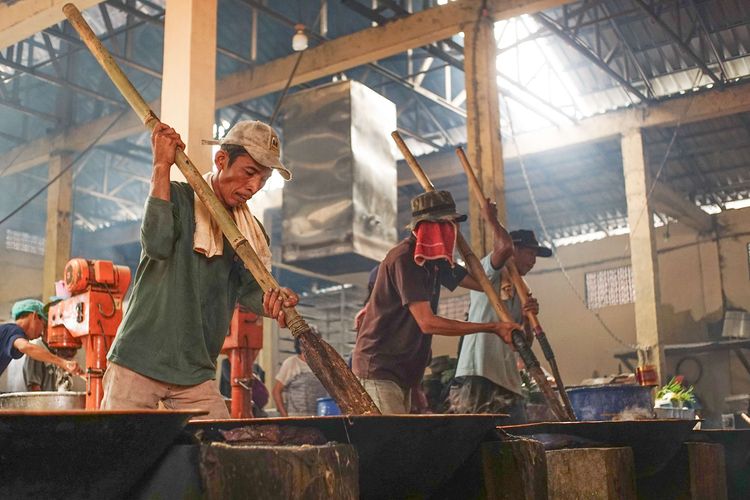 A number of workers knead the dodol and basket cake dough at the Dodol and Ny Cake production house. Lauw (LKW), in Tangerang, West Java, Friday (17/1/2025). As Chinese New Year approaches, production of dodol and basket cakes increases due to high demand.