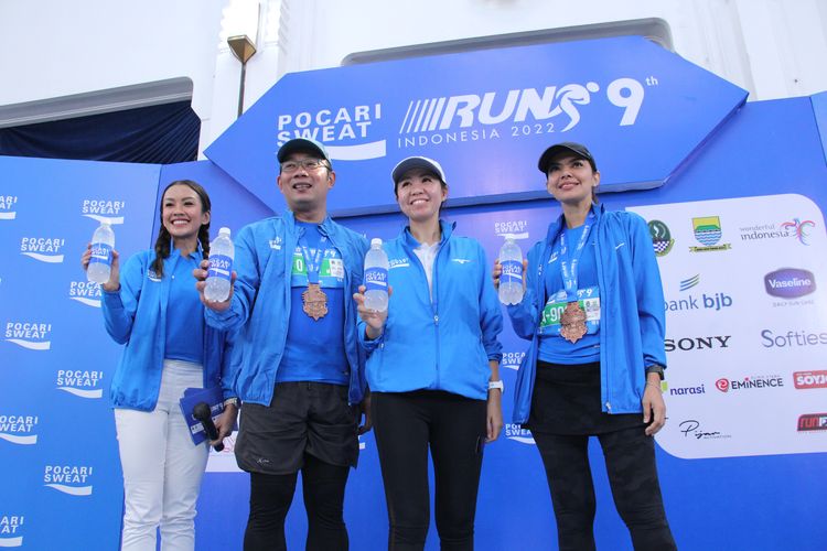 Press conference Pocari Sweat Run 2022 di Gedung Sate Bandung Minggu (24/7/2022), dari kiri ke kanan MC Melanie Putria, Ridwan Kamil (Gubernur Jawa Barat), Puspita Winawati (Marketing Direktor PT Amerta Indah Otsuka), Najwa Shihab (Celebrity Runner).