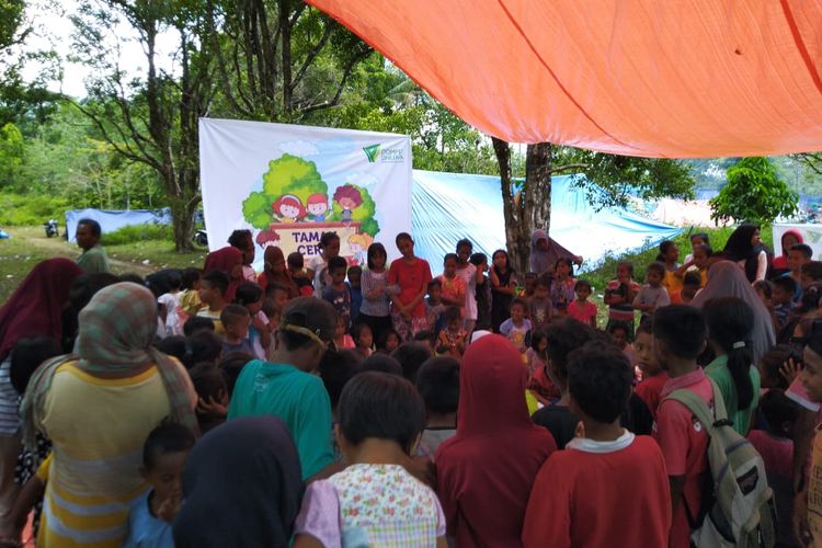 Anak-anak memadati Taman Ceria Dompet Dhuafa di Pos Pengungsian Gempa di Ambon