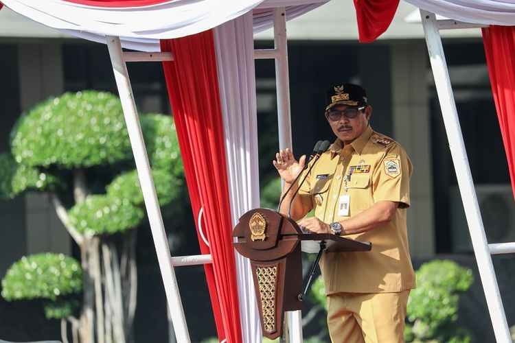 Penjabat (Pj) Gubernur Jawa Tengah (Jateng) Nana Sudjana dalam kegiatan apel pagi pertama pada 2025 di halaman Kantor Gubernur Jateng, Senin (6/1/2025).