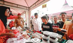 Ngabuburit di Bazar Takjil Ramadhan, Bupati Kampung Borong Makanan Berbuka untuk Warga