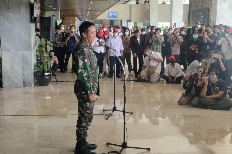 Calon Panglima TNI Jenderal Andika Perkasa usai DPR menerima pengesahan dirinya sebagai Panglima TNI yang baru, di Kompleks Parlemen Senayan, Jakarta, Senin (8/11/2021).