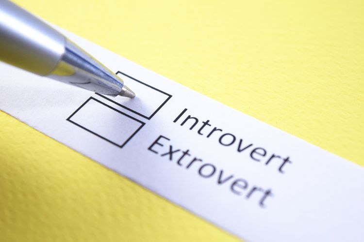 Ilustrasi kepribadian introvert, arti introvert, ciri-ciri introvert. 
