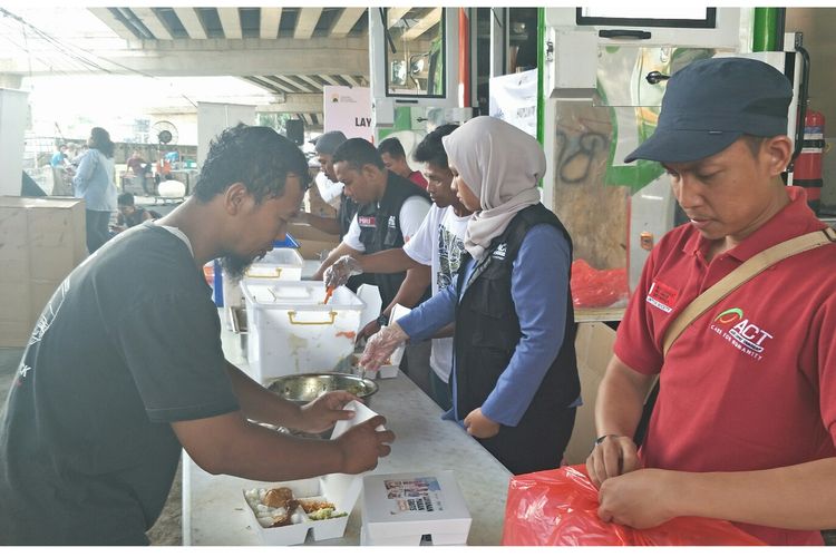 Wege, chef ACT Humanity Food Truck di fly over Cililitan, Kamis (23/5/2019)