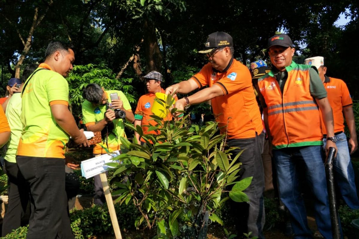 Pemerintah Provinsi DKI Jakarta memperingati hari peduli sampah nasional (HPSN) 2019 di Kelurahan Rawajati, Pancoran, Jakarta Selatan, Minggu (24/2/2019). Salah satunya dengan menanam pohon.