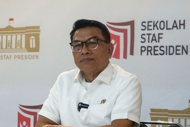 Kepala Kantor Staf Presiden (KSP) Moeldoko saat meninjau proses seleksi wawancara peserta Sekolah Staf Kepresidenan (SSP), di Gedung Kridha Bakti, Jakarta Pusat, Kamis (14/7/2022).