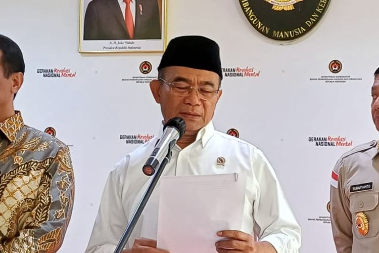 Menteri Koordinator Bidang Pembangunan Manusia dan Kebudayaan Muhadjir Effendy usai menggelar rapat tingkat menteri terkait gagal panen di kantor Kemenko PMK, Jakarta, Senin (19/2/2024).