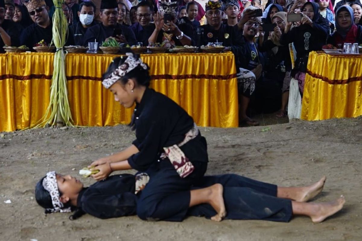 Anak-anak warga Dusun Mondoluko, Desa Tamansuruh, Kecamatan Glagah, saat memperagakan gerakan Pencak Sumping, Kamis (29/6/2023).