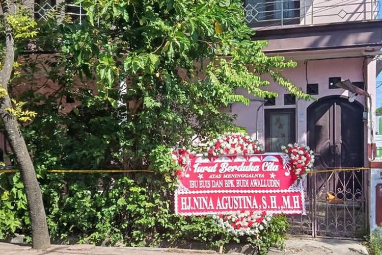 Karangan bunga yang dikirimkan mantan Bupati Indramayu, Nina Agustina kepada satu keluarga yang menjadi korban pembunuhan di Kelurahan Paoman, Kecamatan/Kabupaten Indramayu, Selasa 2 September 2025. 
