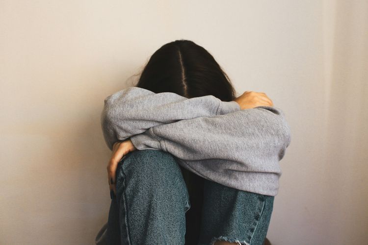 Luka batin akibat pola asuh keras tidak selalu diwariskan. Simak saran psikolog untuk mengubah luka menjadi pola asuh yang lebih sehat.