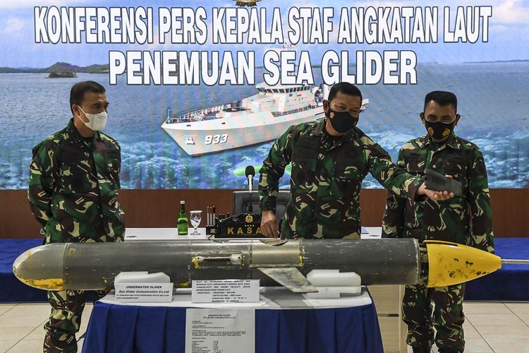 Kepala Staf Angkatan Laut (KSAL) Laksamana TNI Yudo Margono (tengah) didampingi Kepala Pusat Hidrografi dan Oseanografi TNI AL (Pushidrosal) Laksamana Muda TNI Agung Prasetiawan (kanan), dan Asintel KSAL Laksamana Muda TNI, Angkasa Dipua (kiri) menjelaskan tentang penemuan alat berupa Sea Glider saat konferensi pers di Pushidrosal, Ancol, Jakarta, Senin (4/1/2021). KSAL menjelaskan bahwa Sea Glider yang ditemukan oleh nelayan di Kepulauan Selayar, Sulawesi Selatan tersebut berupa alat yang berfungsi untuk mengecek kedalaman laut dan mencari informasi di bawah laut itu akan diteliti lebih lanjut. ANTARA FOTO/M Risyal Hidayat/hp.