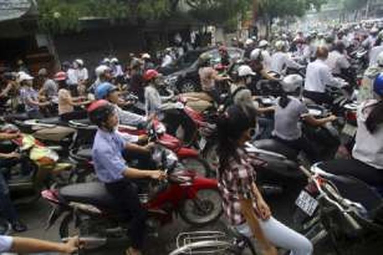 Pengendara motor memadati jalan di Hanoi, Vietnam.