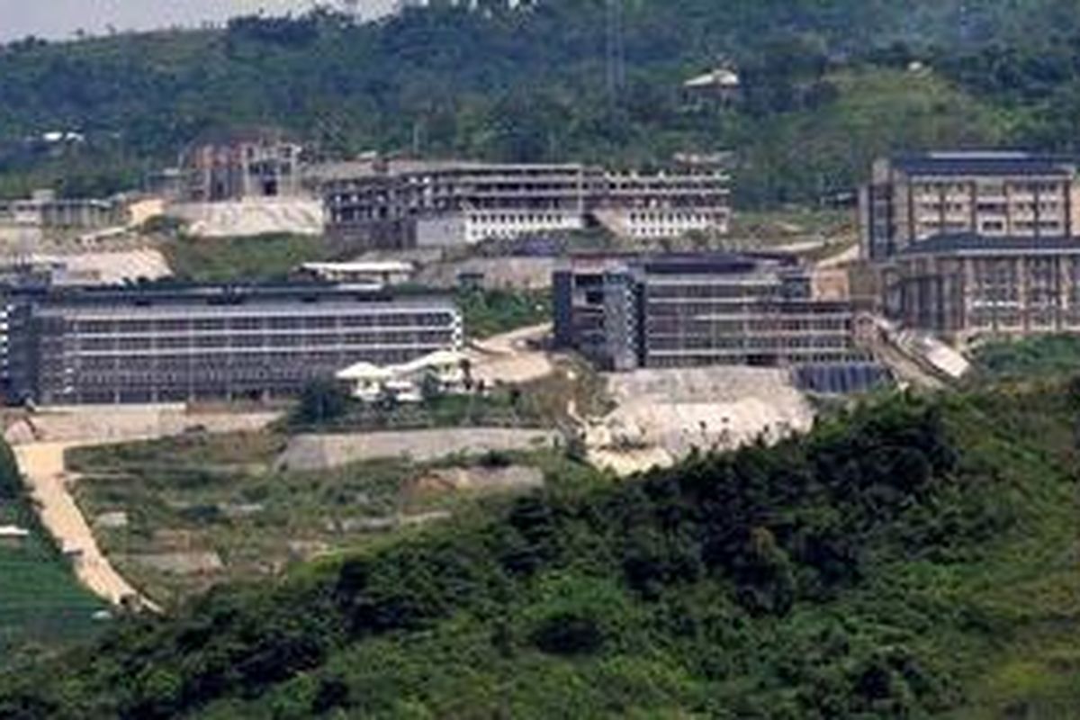 Proyek pembangunan pusat olahraga terpadu Hambalang di Kecamatan Citereup, Kabupaten Bogor, Minggu (16/12/2012). Proyek senilai Rp 1,175 triliun ini menjadi sorotan karena adanya dugaan korupsi yang kini tengah disidik Komisi Pemberantasan Korupsi. 