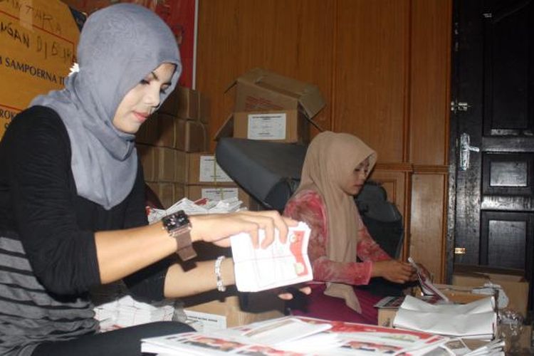 Army, sedang melipat kertas suara di kantor KIP Aceh Utara, Jumat (3/2/2017)