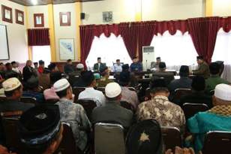 Suasana pertemuan Bupati Aceh Tengah, Nasaruddin dengan para Imam, Muazin dan Qadam se Kabupaten Aceh Tengah di ruang kerja Bupati setempat, Sabtu (30/04/2016).