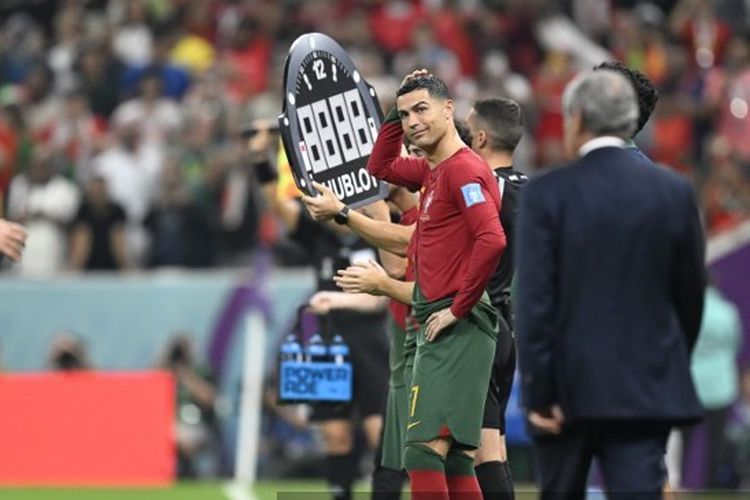 Cristiano Ronaldo bersiap masuk ke lapangan dalam laga babak 16 besar Piala Dunia 2022 Portugal vs Swiss di Stadion Lusail, Lusail, Qatar, Rabu (7/12/2022) dini hari WIB.