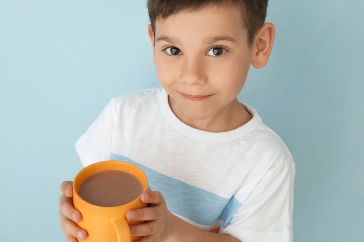 Anak-anak baru boleh mulai minum kopi jika usianya sudah menginjak 12 tahun.