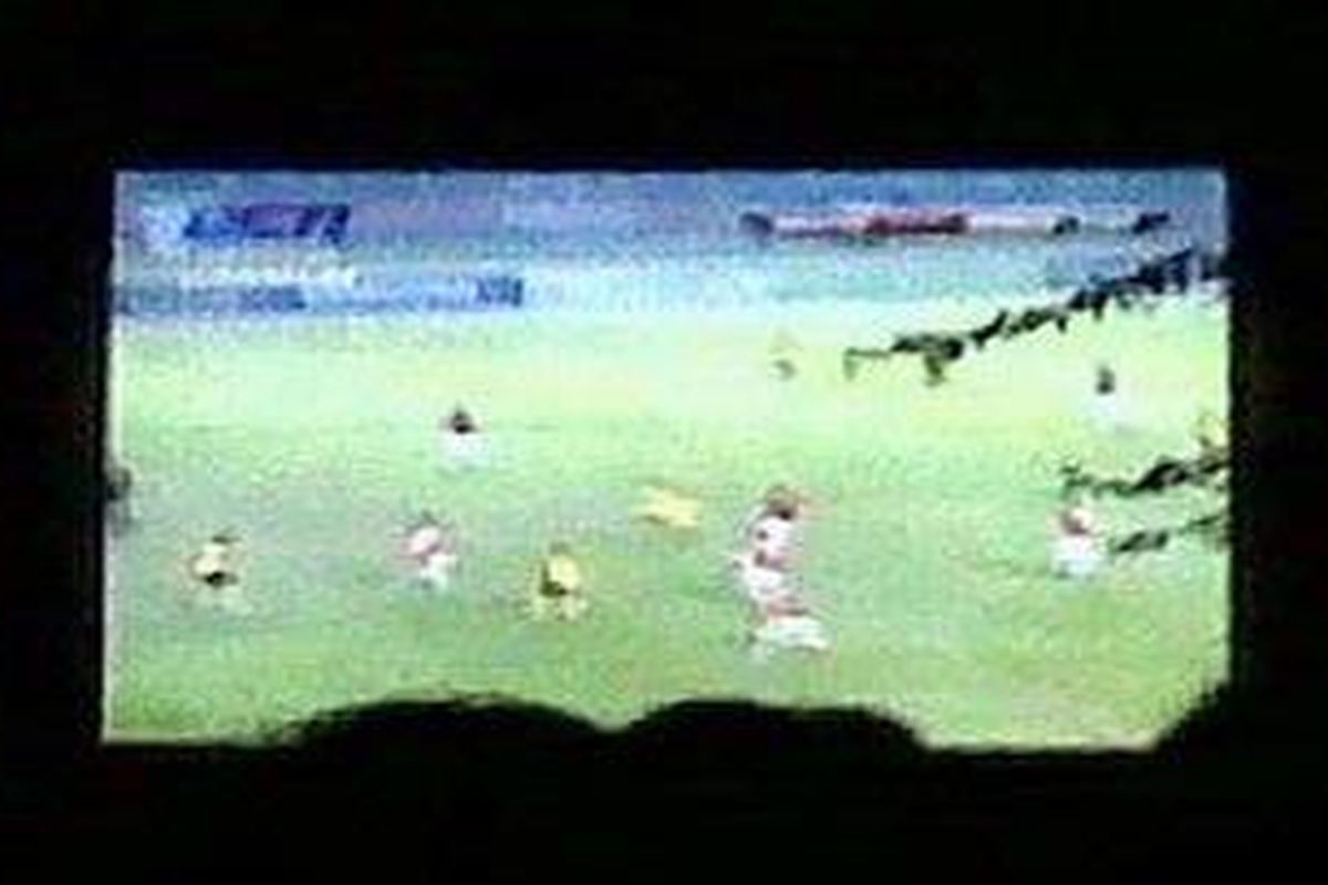 Ribuan penonton memadati ruas jalan di tepi Sungai Martapura, Banjarmasin, Kalimantan Selatan, menyaksikan laga Indonesia melawan Malaysia melalui layar berukuran besar, Senin (21/11/2011) malam ini.