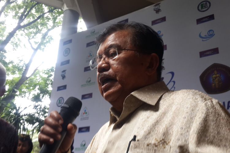 Wakil Presiden Jusuf Kalla seusai menjadi keynote speaker dalam Seminar Nasional Hilirisasi Teknologi dan Start-Up Bisnis di Gedung Widyaloka Universitas Brawijaya, Kota Malang, Senin (4/12/2017).